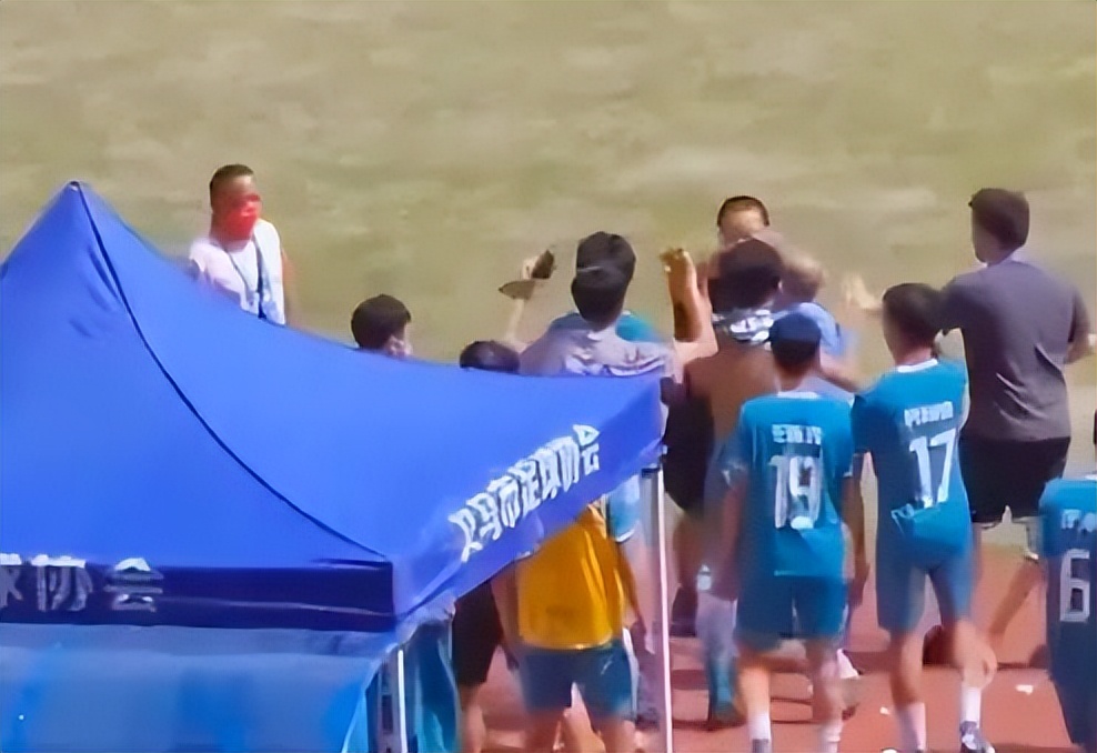 浙江追打足球裁判,浙江省运会球员追打裁判全过程