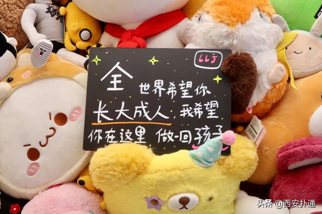 最近很火的夹娃娃机,夹娃娃机超大手办