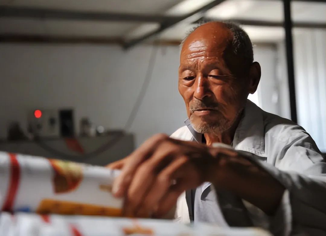 老赖横行的年代，71岁老人和11岁少年亲身演绎，什么叫做“信义”