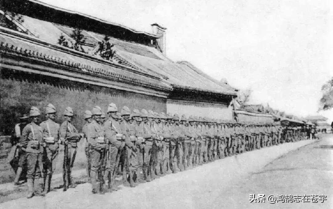 清末老照片地主婆叼着烟坐姿霸气,清末士绅高清老照片