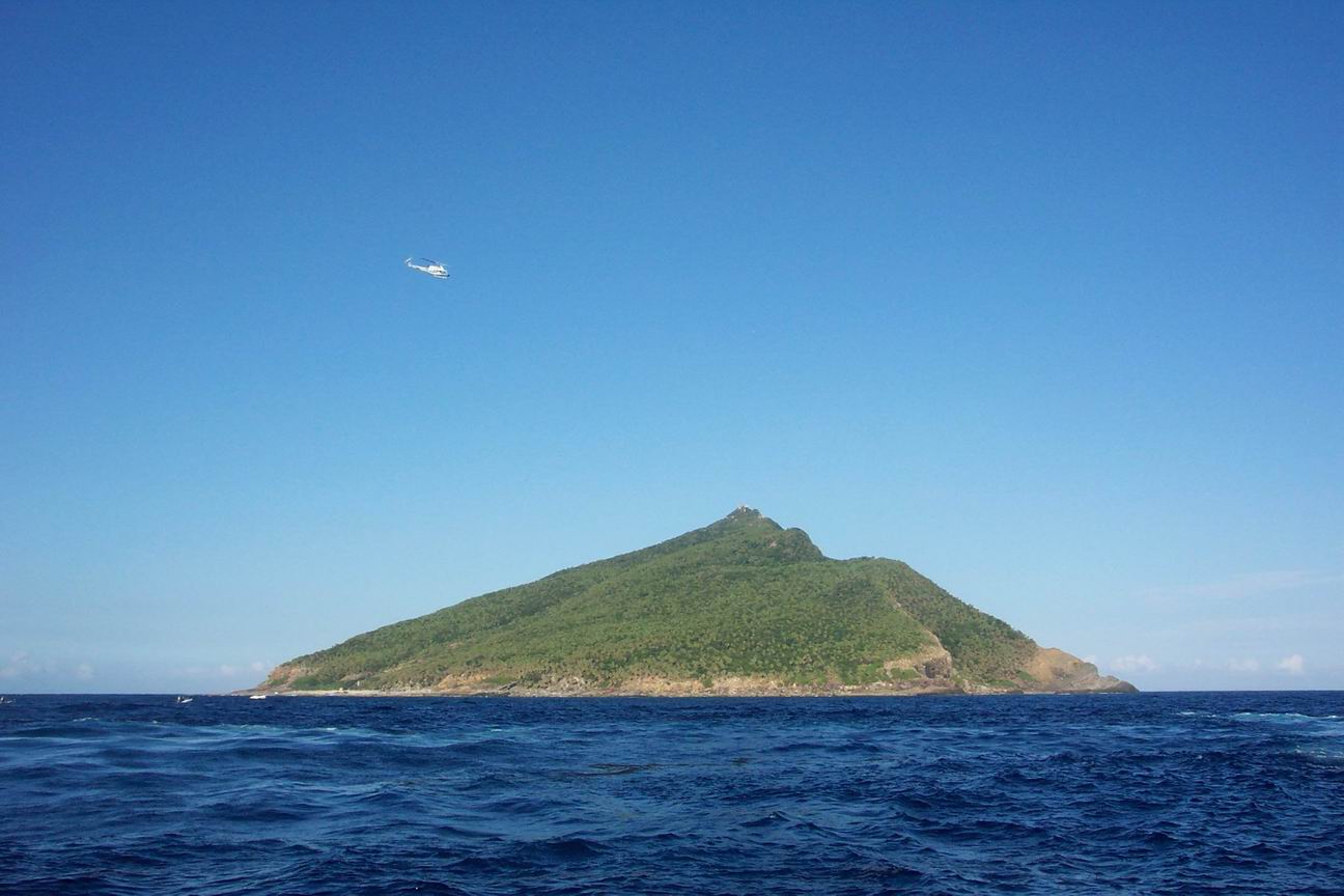 日本船只强闯我*鱼岛钓**领海，中方强力出手将其驱离，日方抗议无效