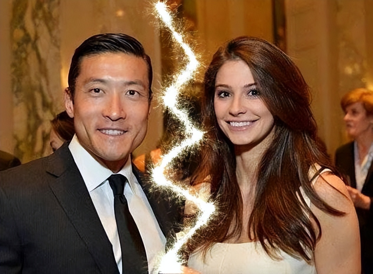 美籍亚医年入320万美金，妻子却飞往世界各地做应召女郎，缺钱？