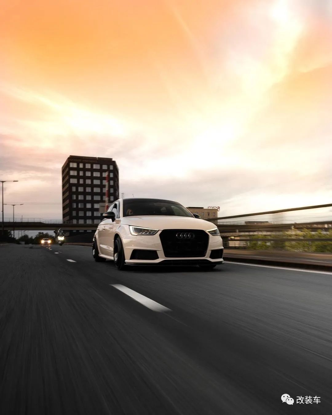 奔驰c级小姐姐改装,奔驰威霆改装小姐姐