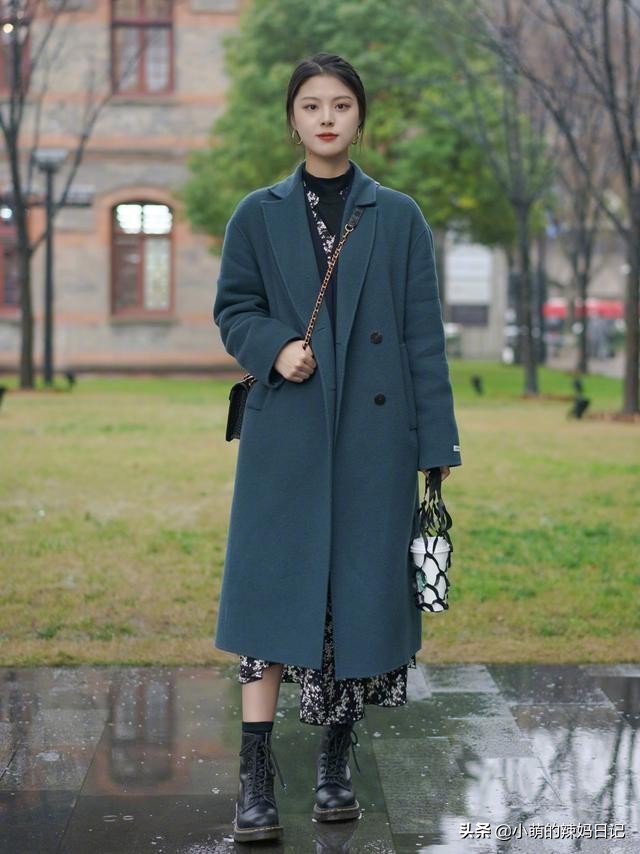 穿碎花连衣裙配什么样的鞋子好看,55岁女人穿黑色连衣裙配什么鞋子