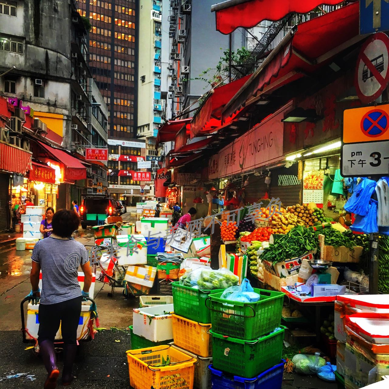 逛香港街市，买蔬菜生鲜，还有美味烧腊、蚝豉干贝，以及人间烟火