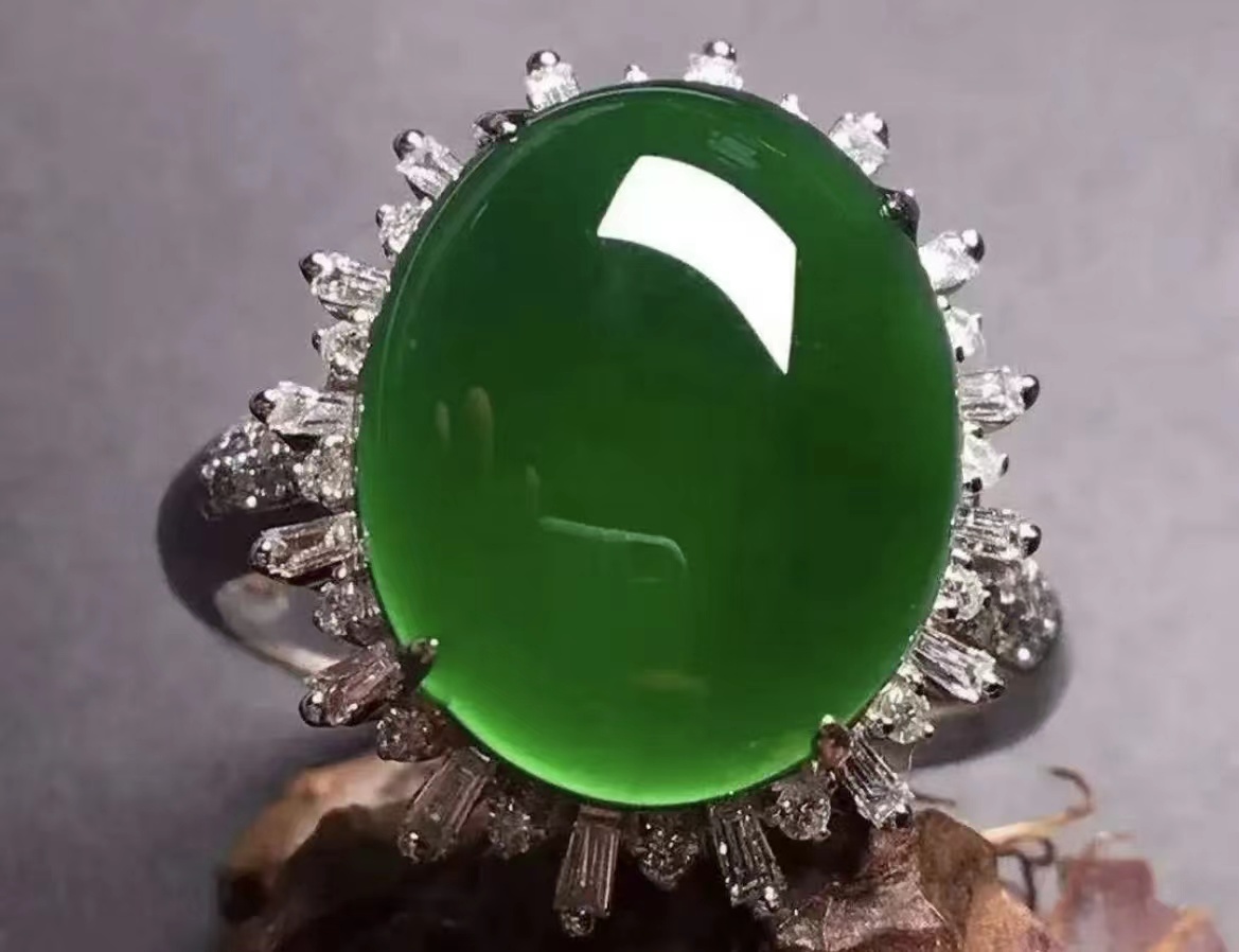 翡翠原石一刀切出冰种满色帝王绿,翡翠原石最好的帝王绿是什么颜色