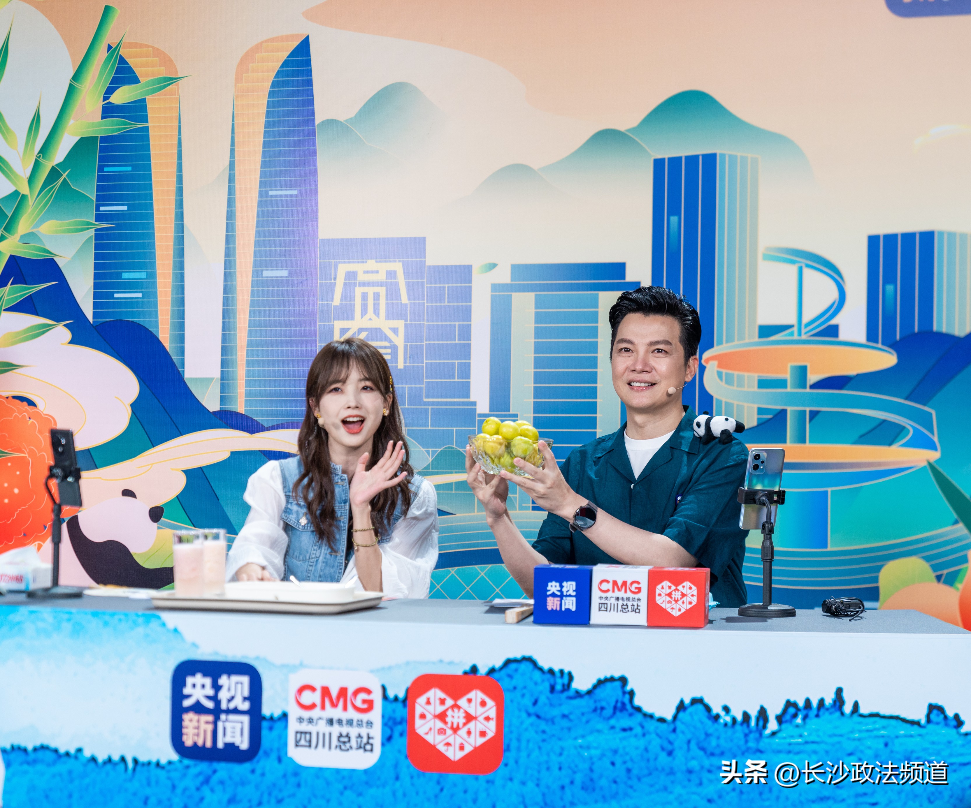 拼多多年中带货直播走进成都央视“鲁冰花”组合品川味、荐特产、促消费