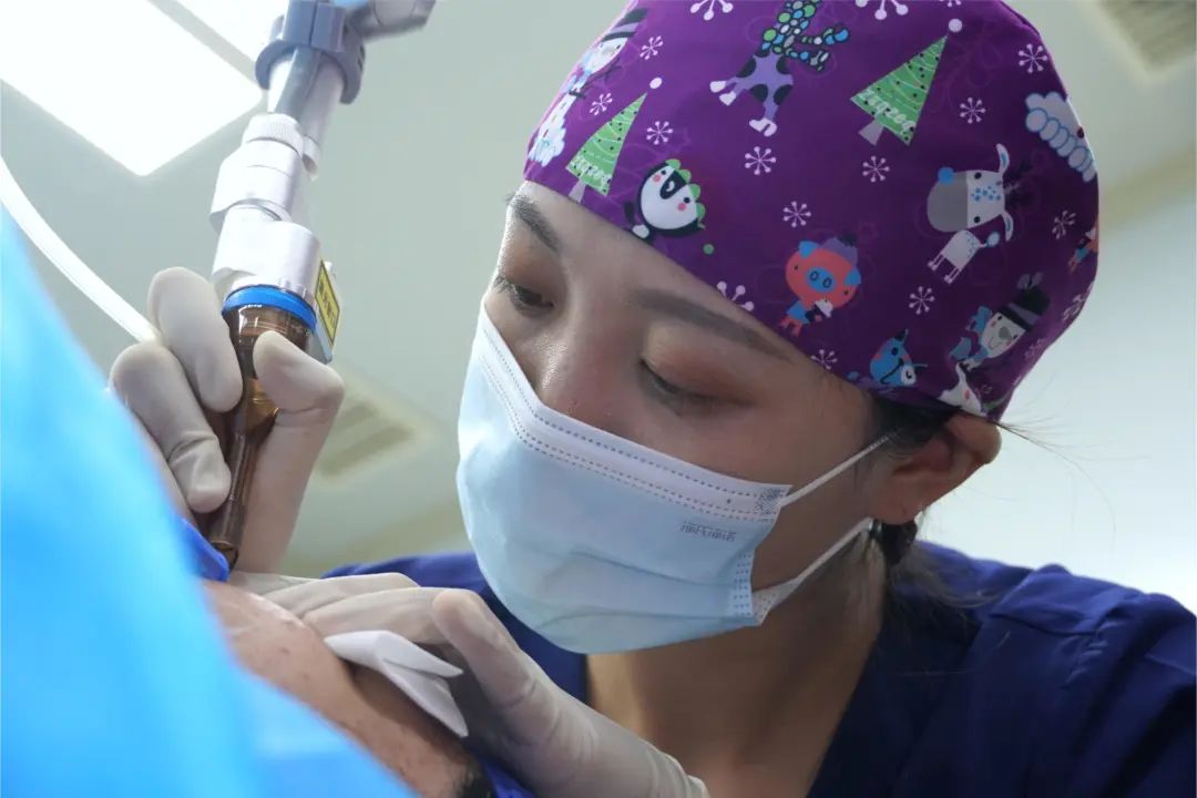 19岁女孩患罕见皮肤病,女子患怪病脸上长着纤维巨瘤