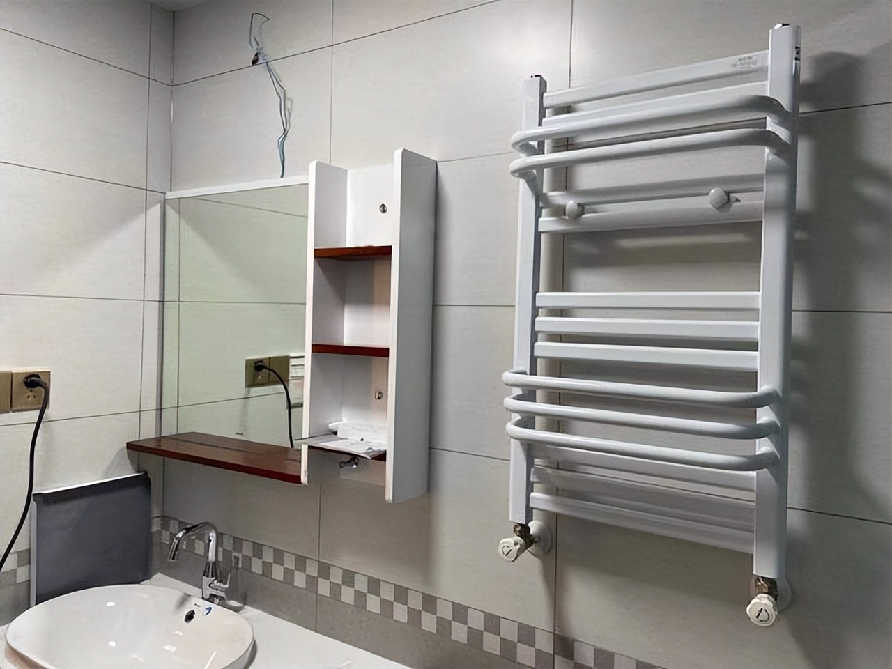 卫生间小背篓暖气片有必要吗,卫生间背篓改暖气片管道怎么隐藏