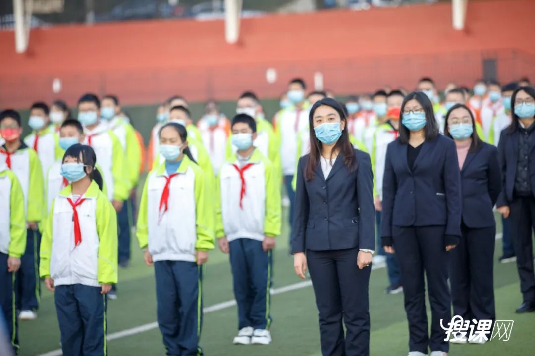 千名学生传递巨幅国旗,开学典礼百人传旗
