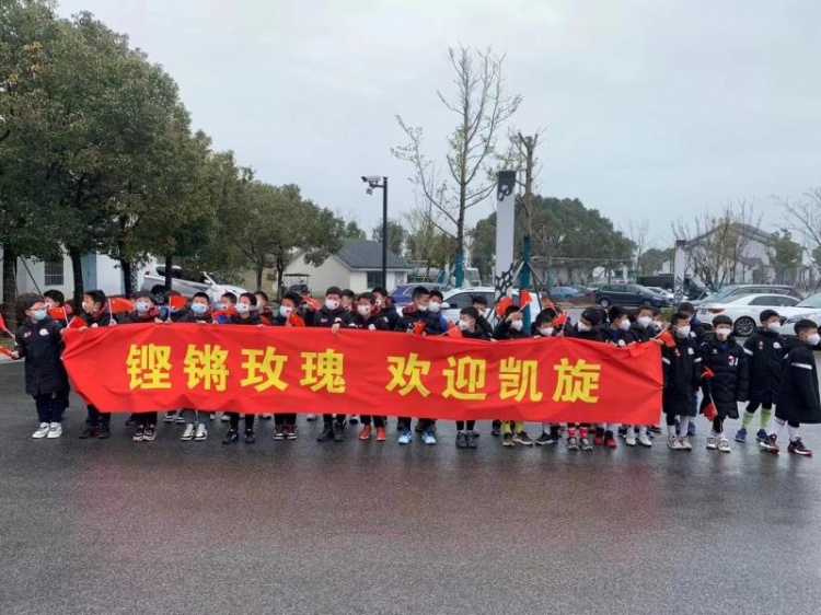 国足众人祝贺女足,中国国足向女足膜拜