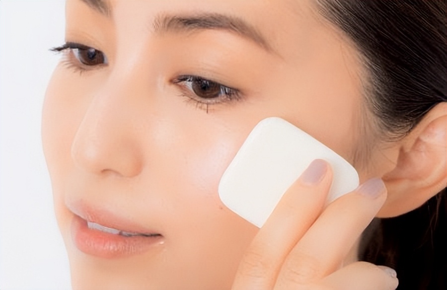 底妆斑驳卡粉不服帖是什么原因,底妆怎么画才会服帖不卡粉斑驳