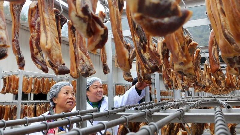 而现在，乡愁是一块不起眼的腊肉，原来妈妈腌的肉有这么多技巧