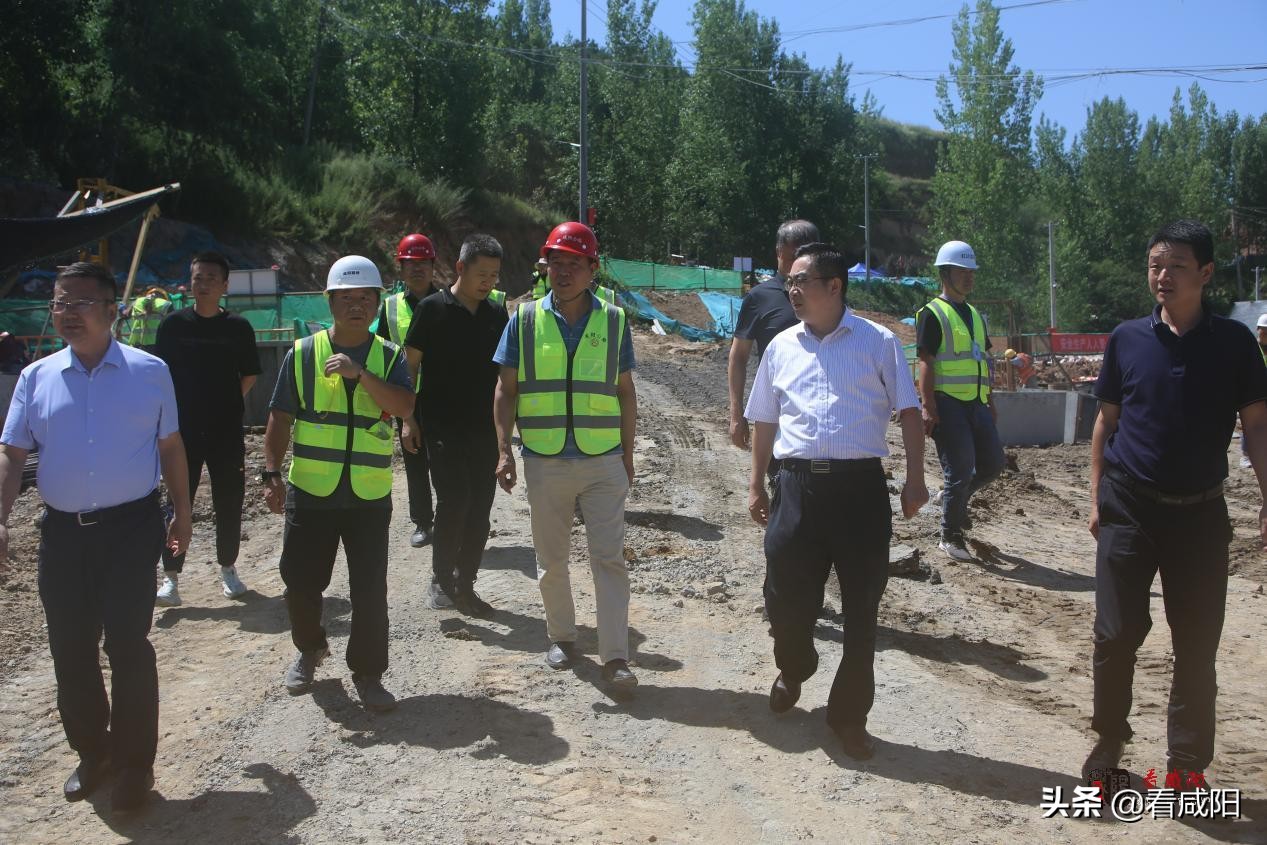 高温下的坚守公路人,酷暑高温下的坚守