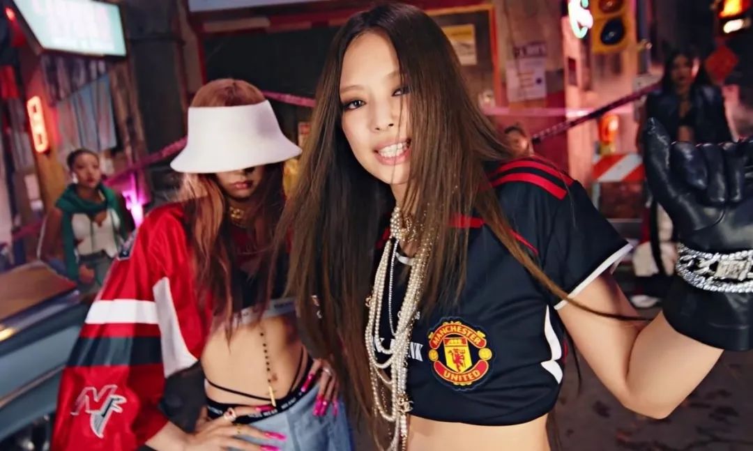 jennie抢lisa衣服,jennie96号球衣