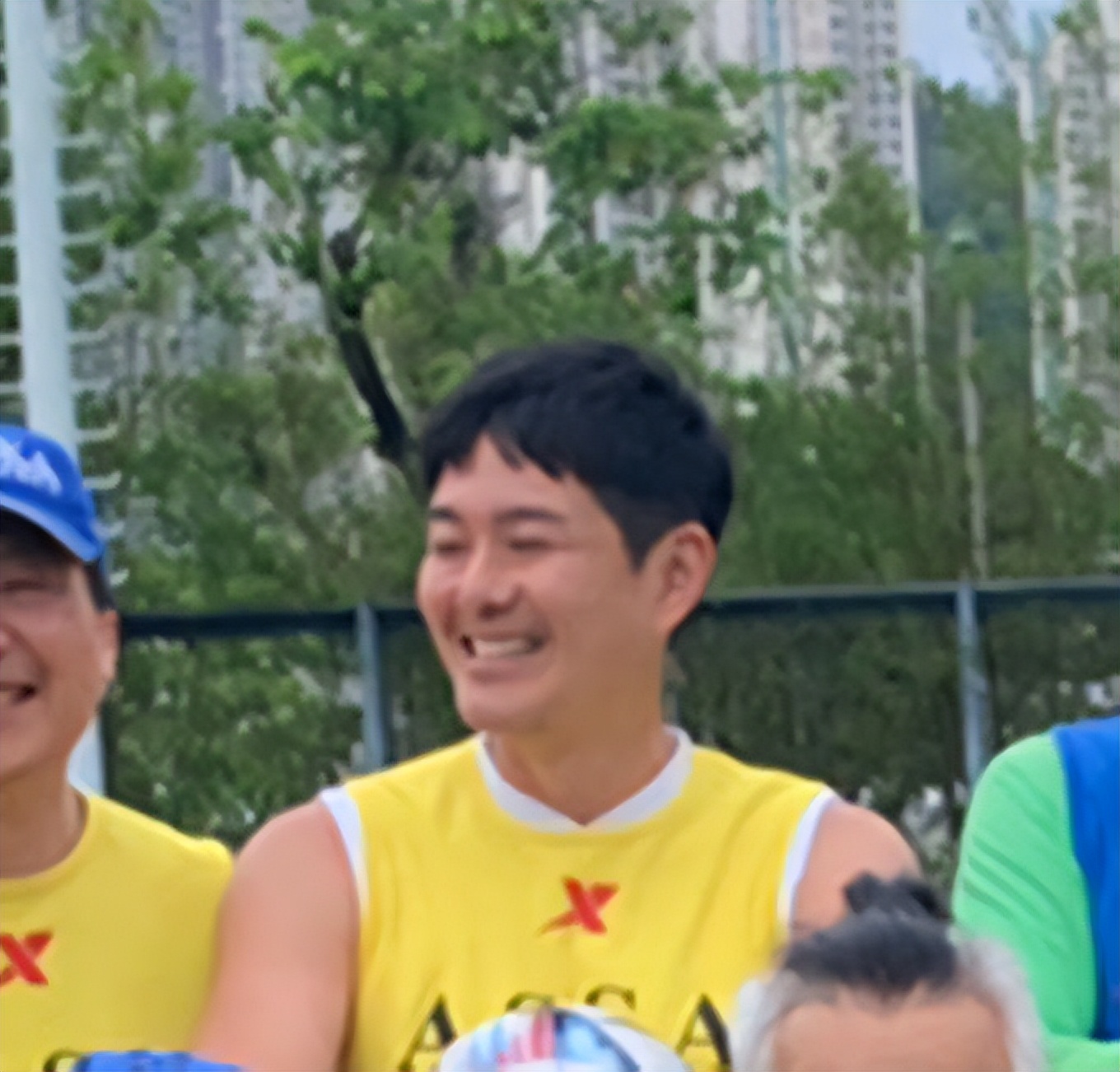 黄日华穿衣风格,黄日华年轻时踢球的视频