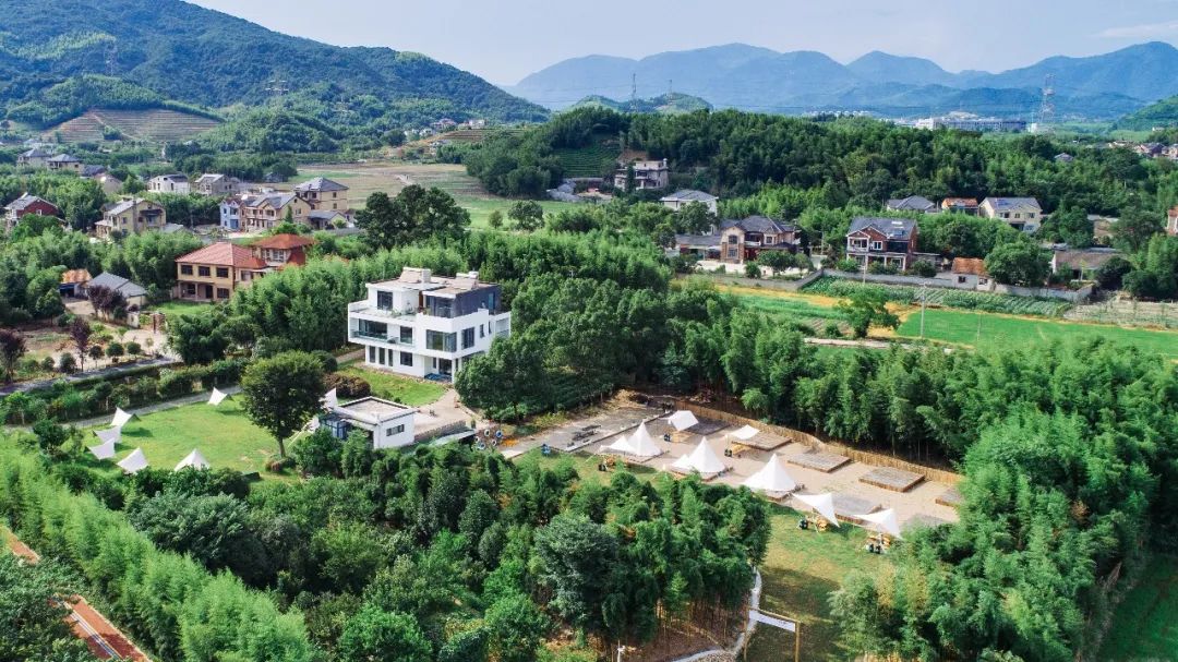 全羊宴烤乳猪、神秘矿坑、湿身派对…有趣不扎堆,假期支棱起来吧