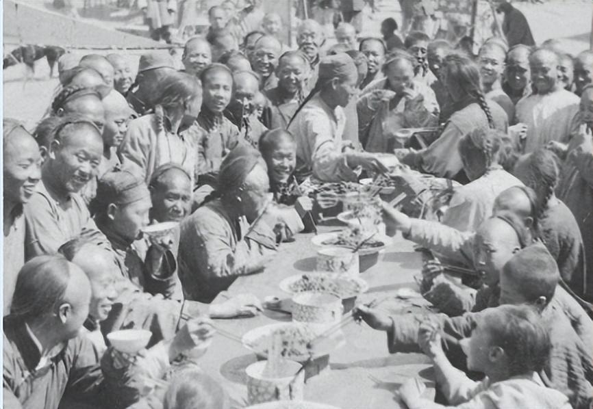 日军罪行照片：攻陷香港后兽性毕露，当场轮番侵犯新婚女明星