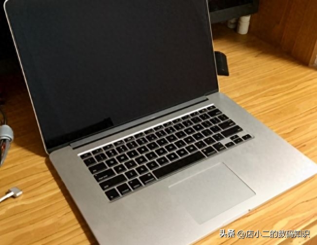 你还在为找不到遥控器烦恼吗,你还在为显示屏不会操作发愁吗