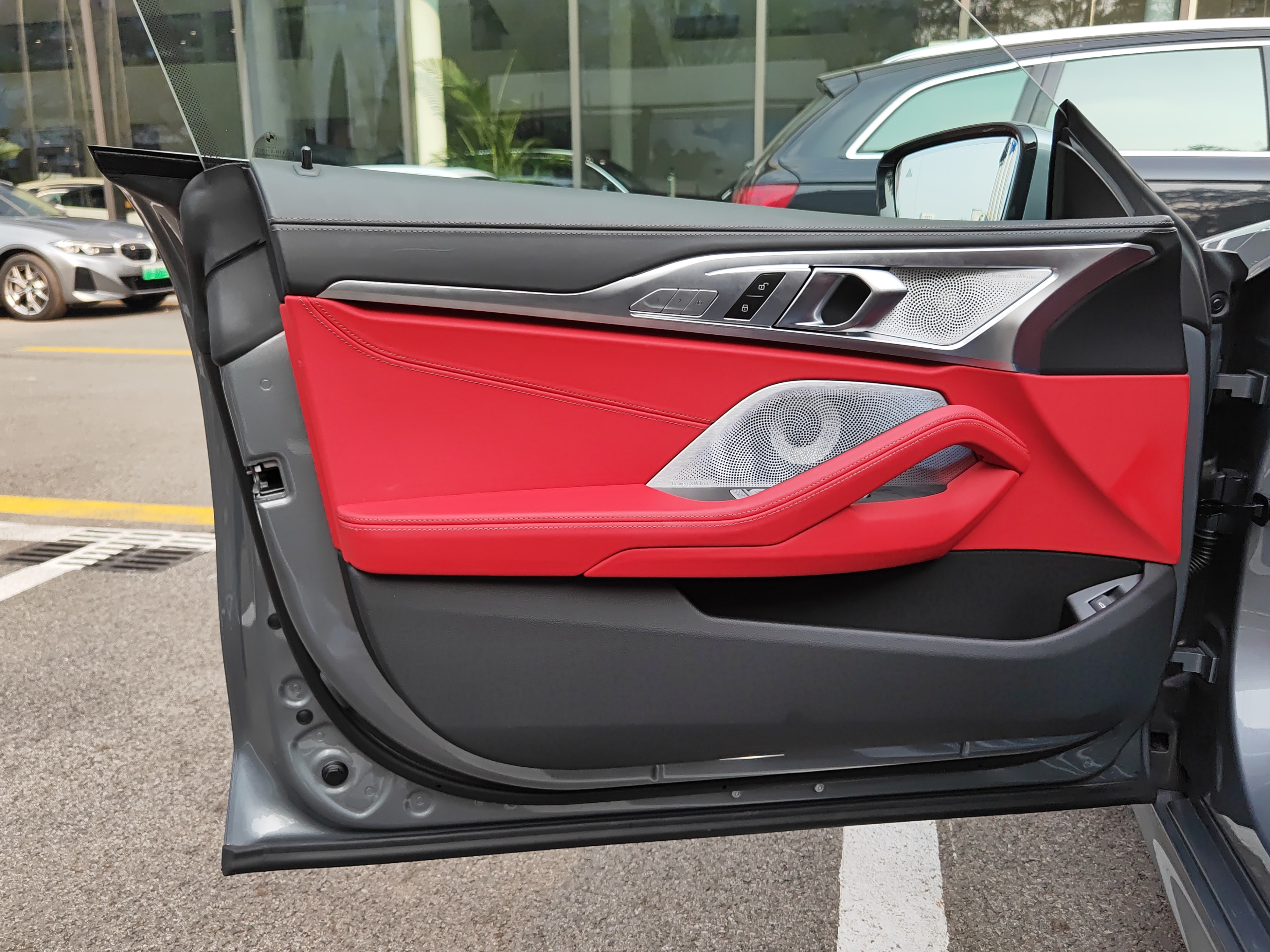 宝马8系四门破百,百万四门宝马8系新款黑色顶配