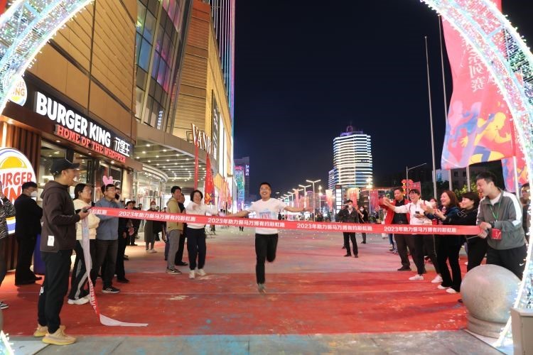 人民至上球场,人民至上广场舞