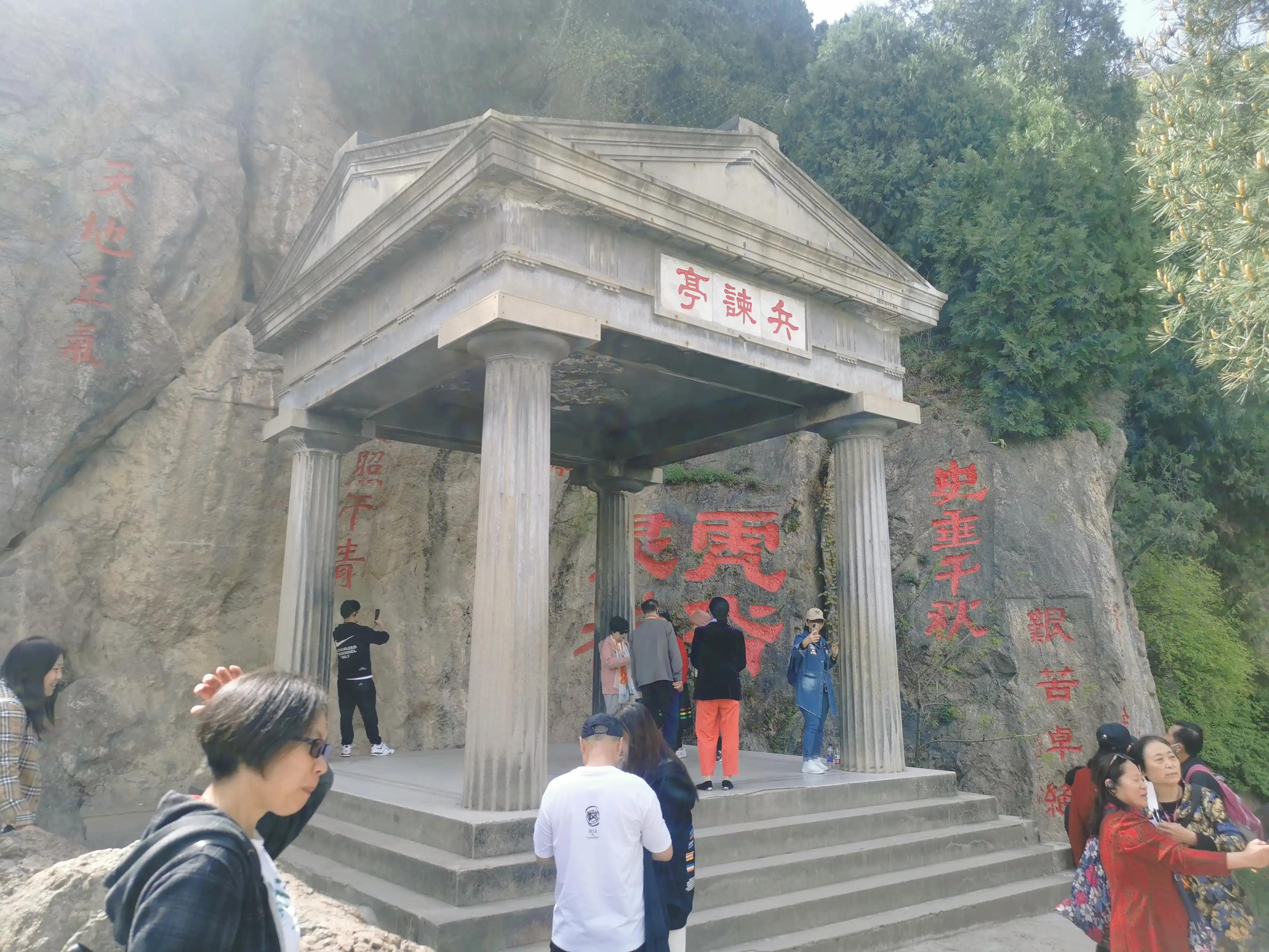 华清池温泉水滑洗凝脂,春寒赐浴华清池温泉水滑洗凝脂