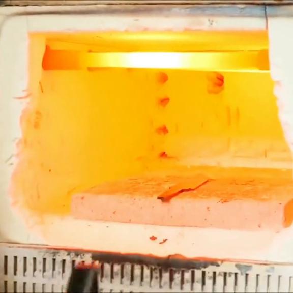 他是顶级锻刀大师，用冲击钻头打造的刀锋不锋利，一年后成为宗师