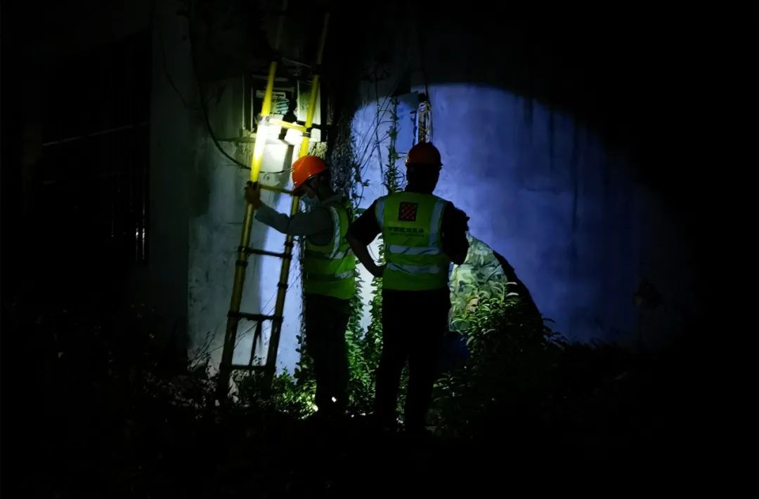 东航客机搜救现场画面,东航坠机搜救现场