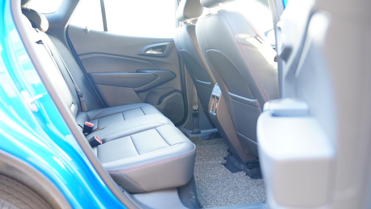 试驾雪佛兰科迈罗锋芒版,雪佛兰科迈罗潮智版和蜂巢版