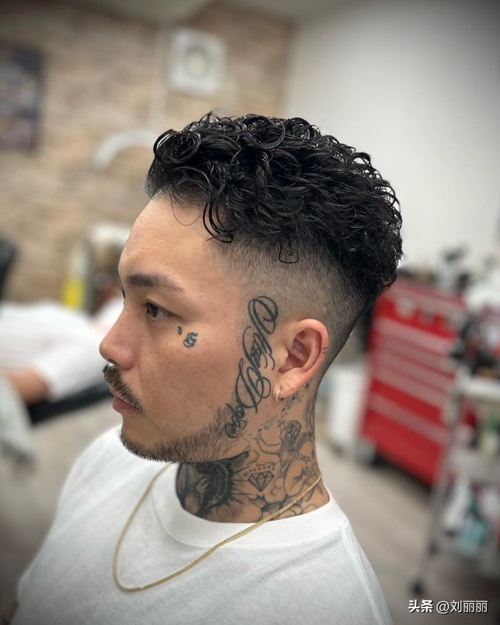 发型2018流行男士发型板寸头,炎热的夏季寸头