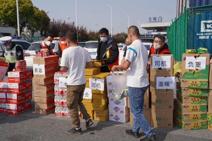 有通行证也不让下高速？新华社调查疫情下的物流堵点