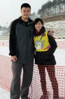篮球巨人姚明近况,篮球队员姚明夫妻照