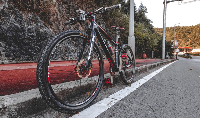 运动自行车没有前筐,自行车撑脚立不住怎么调节