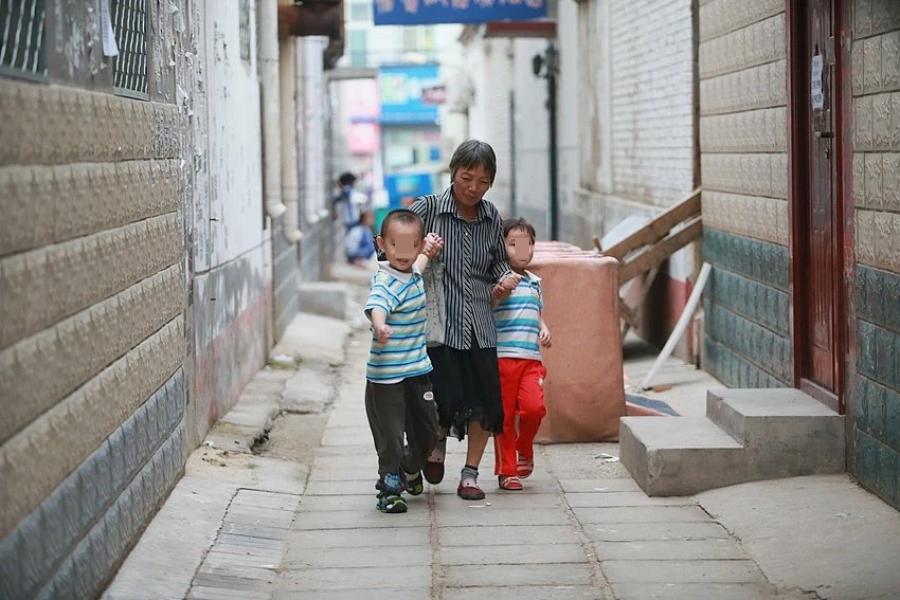 2010年失独60岁的母亲生下双胞胎,失独母亲60岁生双胞胎如今怎样