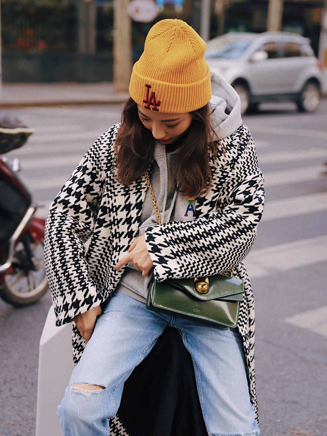 连帽格纹大衣怎么搭配好看,格纹呢大衣适合什么肤色的穿