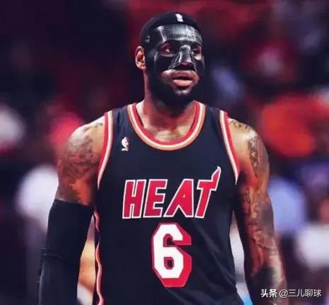 詹姆斯举牌图片,詹姆斯抢镜