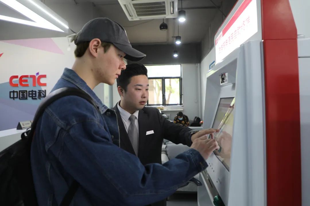 “足不出楼”即可办理600余项政务普天德胜政务服务站揭牌启用