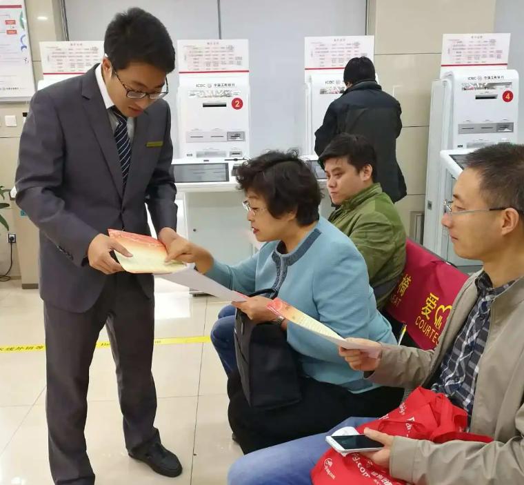 男子入狱前欠银行20万三年变120万,男子欠银行3.1万元13年后欠40万