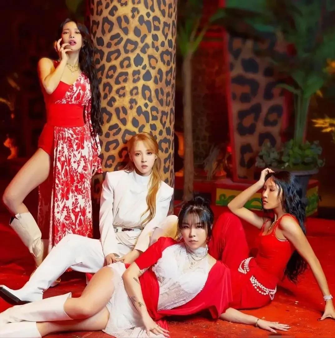 女艺人在校园表演摸*体下**舔手，污秽不堪，告发涉嫌演出淫乱罪