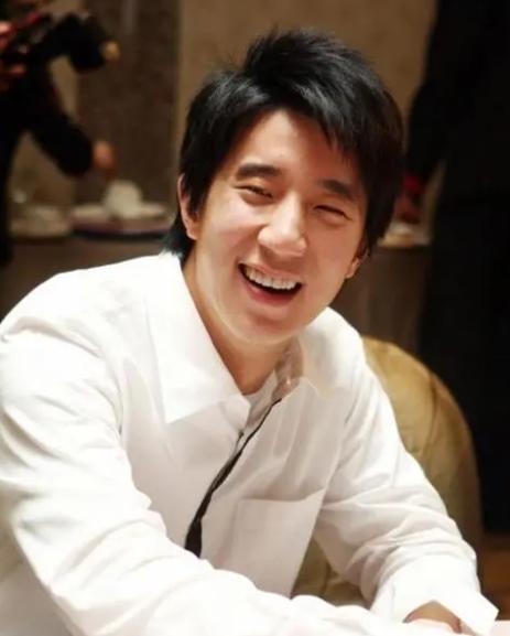 同样是成龙基因，把林凤娇儿子和吴绮莉女儿一对比，差距就出来了