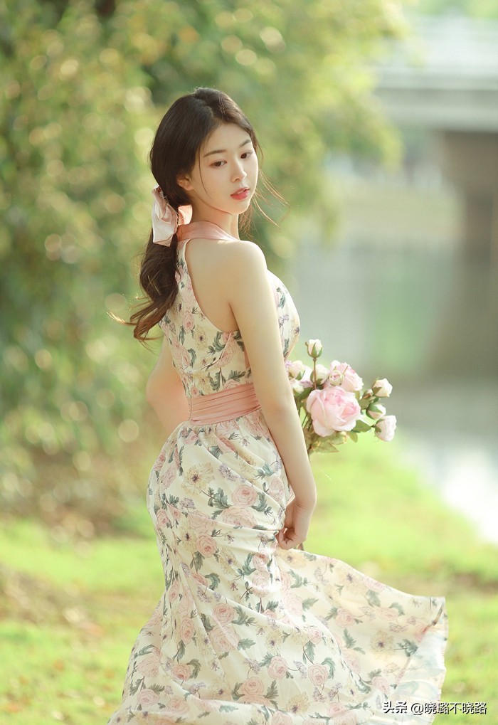 今年最流行的小个子微胖减龄女裙,这款妈妈裙穿上显瘦减龄美翻了