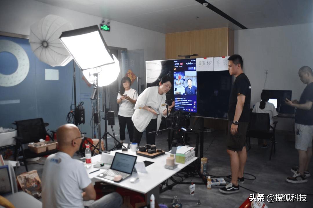 直播十几天赚几百块值得继续做吗,直播每天最低能有多大的利润