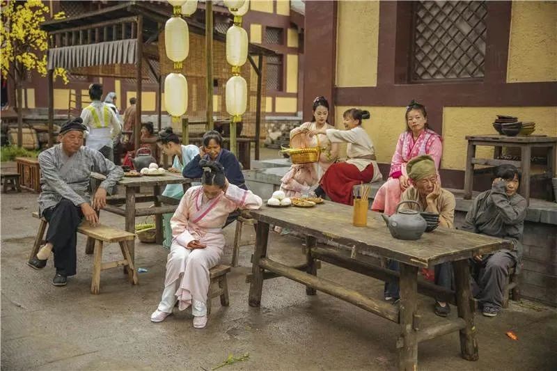 横店群演不够用了他们都在忙什么,横店20万群演现状