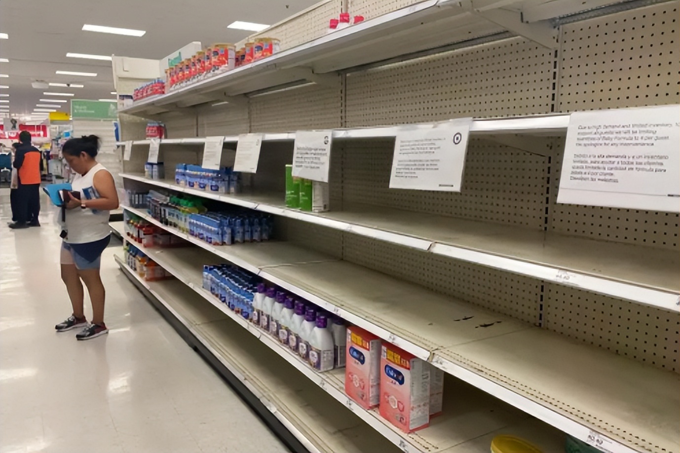 一罐奶粉难倒美国？纽约进入紧急状态，政府出动军机采购进口奶粉