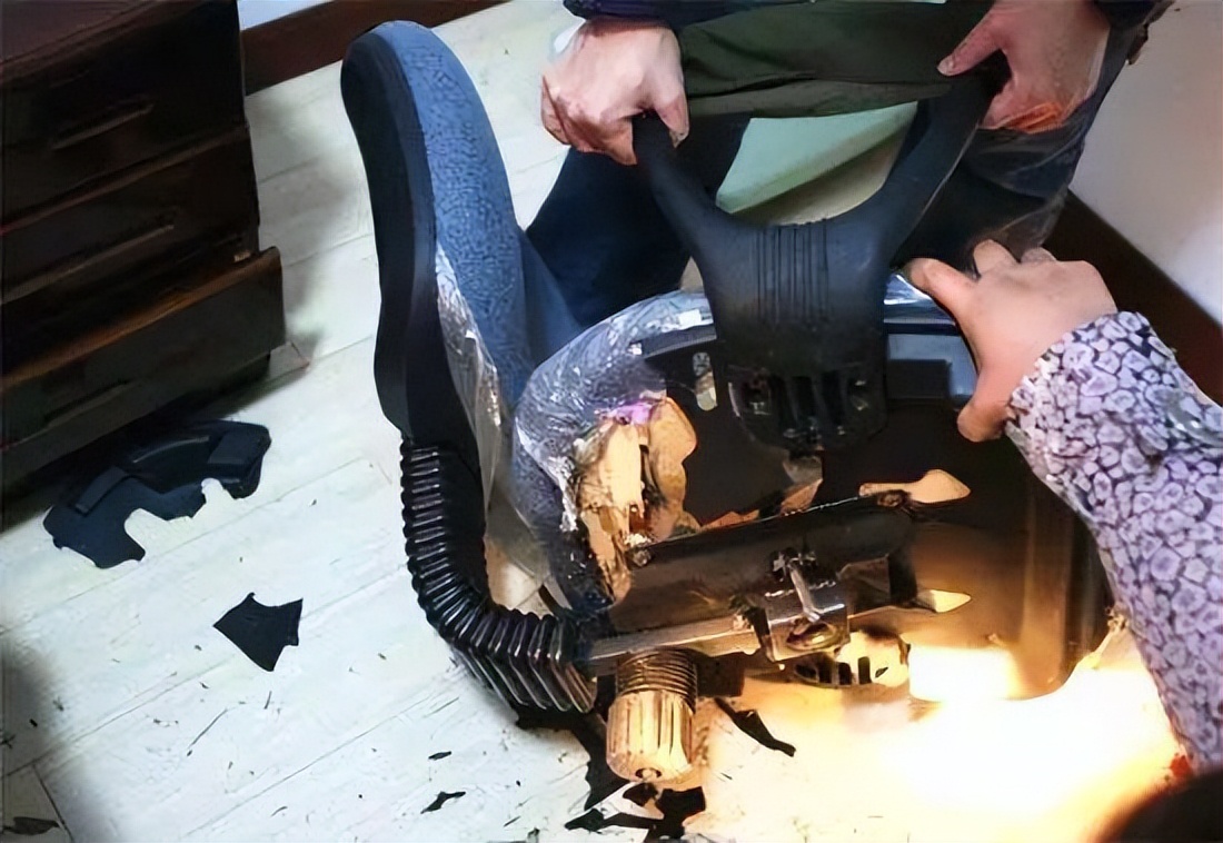 升降椅发生爆炸女子惨不忍睹,升降椅爆裂女子被弹飞