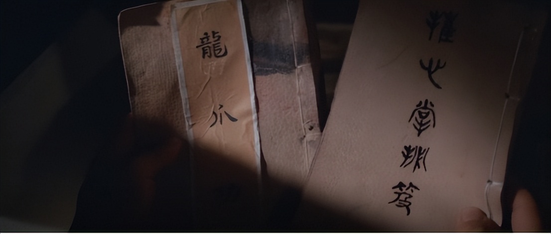 古代武侠小伙在山洞吃草练武功,武侠男子在山洞中修炼内功