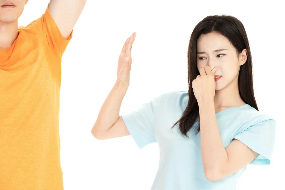 腋下狐臭有异味怎么解决,热天腋窝有点狐臭怎么办