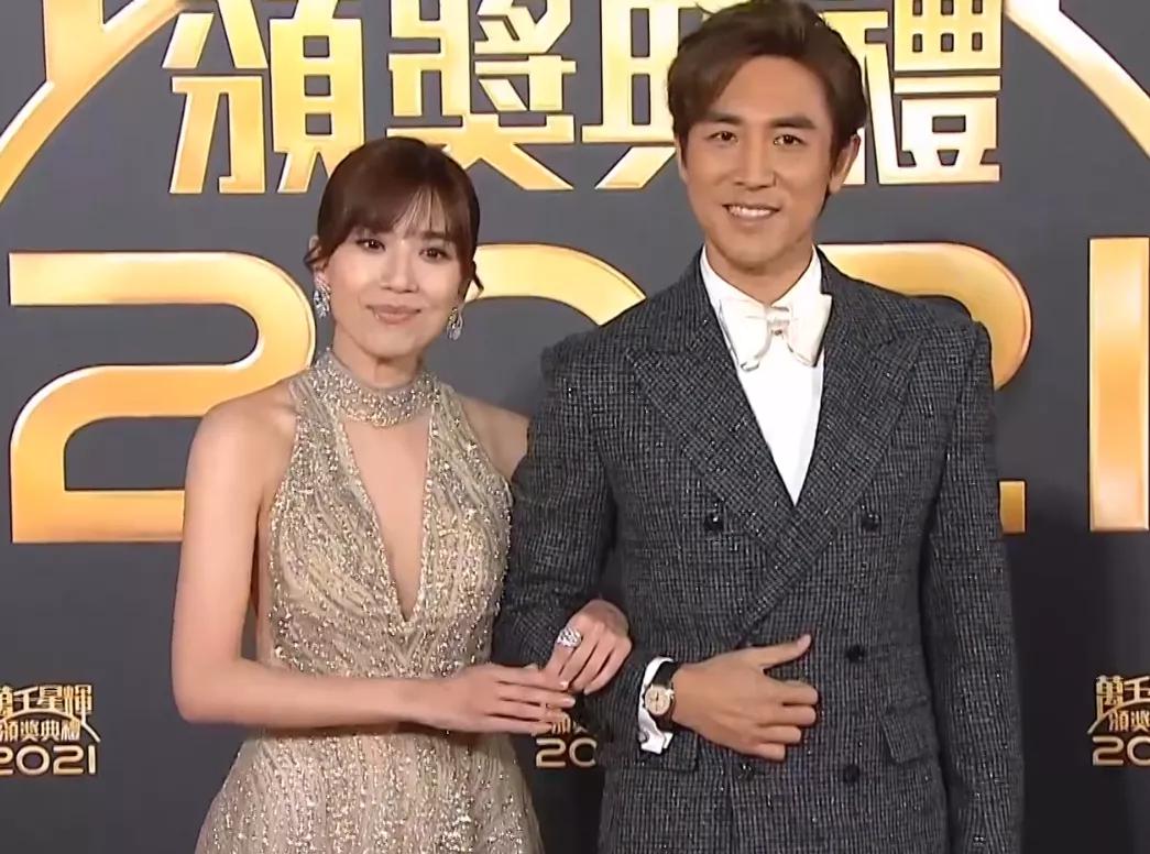 tvb花旦钟嘉欣晒独自坐湖边照,台庆tvb钟嘉欣马国明是哪一期