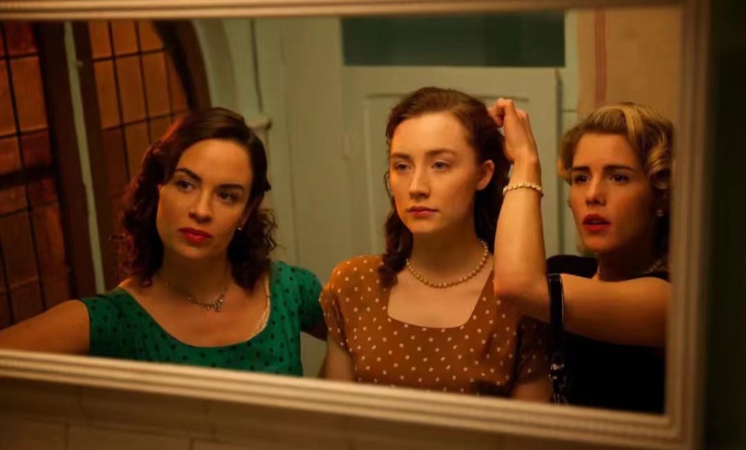 美国影片《布鲁克林》多次出现爱丽丝的定格画面有什么目的？