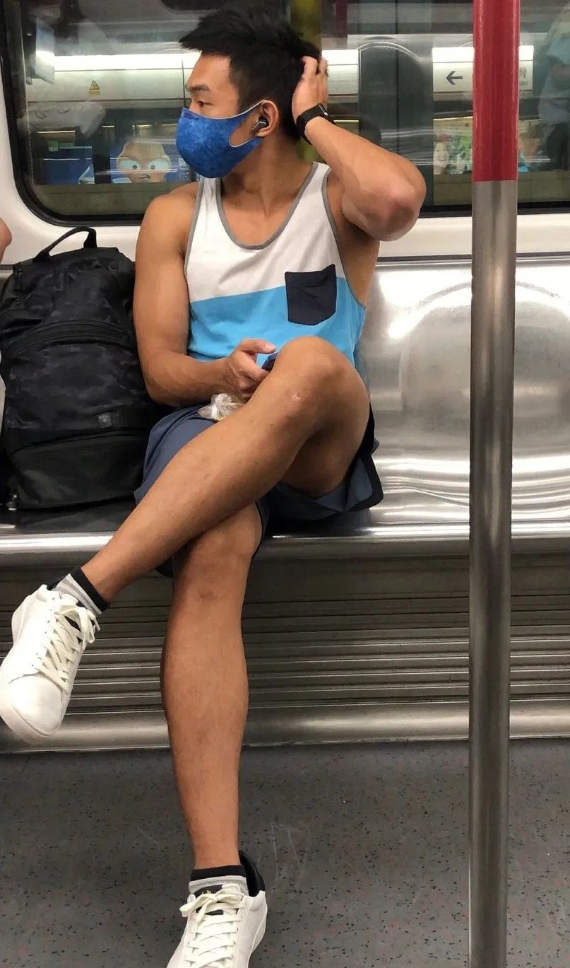 网友在路上拍到高中生,网友拍下地铁上一幕